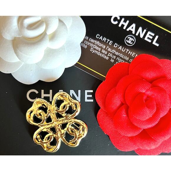 CHANEL CC Logo Heart Clover Brooch Light Gold Tone B21 K (CHXX003) - Picture 3 of 6